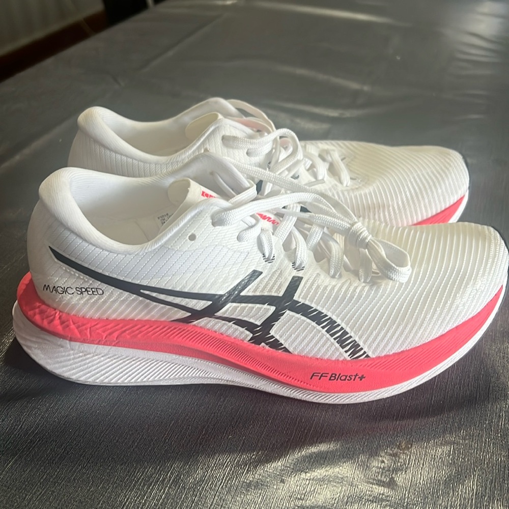 WOMEN'S ASICS MAGIC SPEED 3
